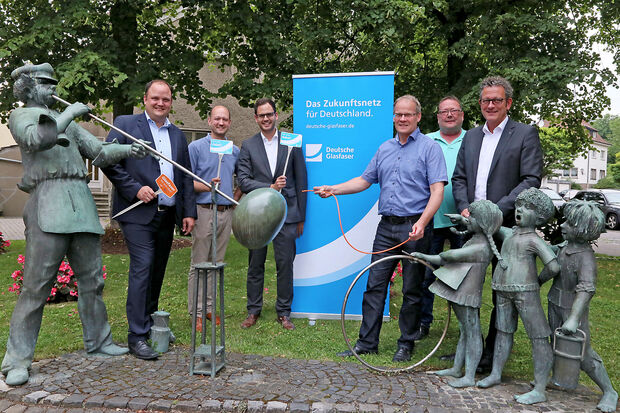 Freuten sich über den bevorstehenden Ausbau des Glasfaser-Netzes in Echthausen, Wickede und Wiehagen (von links): HeLi-Net-Vertriebsleiter Daniel Schrewe, Vertriebspartner Christian Hering, DG-Projektleiter Maurice Lottermoser, Bürgermeister Dr. Martin Michalzik (CDU), Vertriebspartner Wilfried Koch und Regionalmanager Ingo Theimann von Deutsche Glasfaser. FOTO: ANDREAS DUNKER