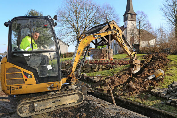 Amel Sabanovic zieht mit dem Mini-Bagger die Kabelgräben. FOTO: ANDREAS DUNKER