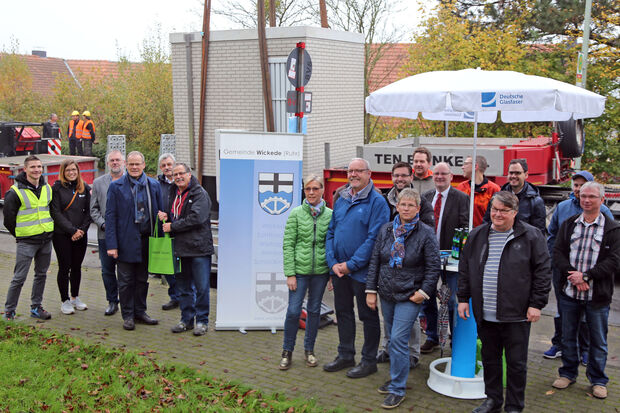 Vertreter aus Politik und Verwaltung sowie einige Bürger beobachteten am heutigen Freitagmorgen die Aufstellung des Hauptverteilers (POP) für den Ausbau des Glasfasernetzes an der Weststraße in Echthausen. FOTO: ANDREAS DUNKER