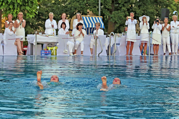 … und eine kurze Vorführung von synchronschwimmerinnen aus Werl