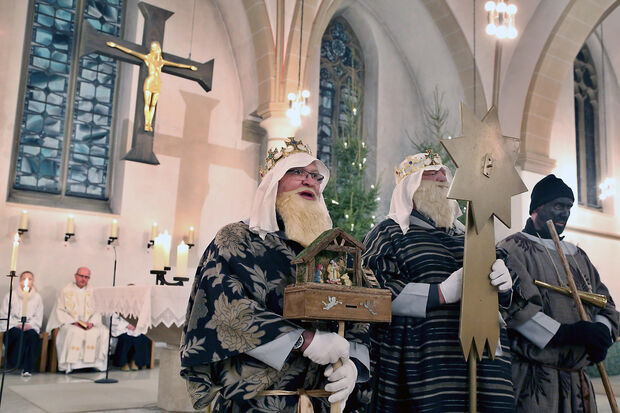 Der Auftritt der "Heiligen Drei Könige" mit Liedvortrag in der Abendmesse in der katholischen St.-Vinzenz-Kirche am gestrigen Samstag (von links): Dirk Eickenbusch, Heinz-Jürgen Meyer und Ralf Hage – Im Hintergrund: Pfarrer Thomas Metten FOTO: ANDREAS DUNKER