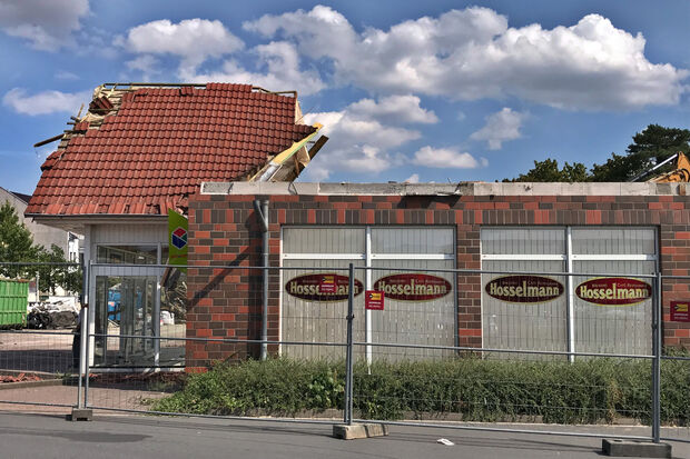 Inzwischen erstreckt sich nur noch das blaue Himmelsdach mit den weißen Wolken über dem ehemaligen Supermarkt an der Christian-Liebrecht-Straße in Wickede – Bis auf den Eingangsbereich ist das Dach ansonsten komplett abgerissen. FOTO: ANDREAS DUNKER
