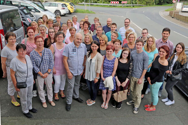 EDEKA-Chef Martin Hahn (Mitte) mit seiner Nachfolgerin Laura Heder (rechts) sowie zahlreichen Mitarbeiterinnen und Mitarbeitern des Lebensmittelmarktes nach einer Betriebsversammlung im Waldschlösschen in Voßwinkel ARCHIVFOTO: ANDREAS DUNKER