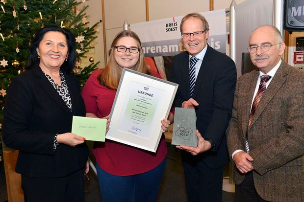 Landrätin Eva Irrgang (l.) überreichte den Ehrenamtspreis 2016 des Kreises Soest an Larissa Jacobs (2. v. l.) aus Wickede (Ruhr). Den Glückwünschen schlossen sich Bürgermeister Dr. Martin Michalzik und Prof. Dr. med. Helmut Kogel, Präsident des Rotary Club Erwitte-Hellweg, an. FOTO: THOMAS WEINSTOCK / KREIS SOEST
