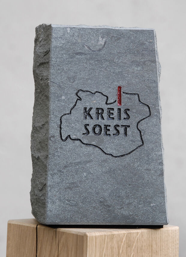 Zum Tag des Ehrenamts verleiht der Kreis Soest erneut seinen Ehrenamtspreis. Mit der steinernen Auszeichnung soll das Engagement einzelner Personen oder Gruppen honoriert und die Wertschätzung der Öffentlichkeit gezeigt werden. FOTO: KREIS SOEST / THOMAS WEINSTOCK