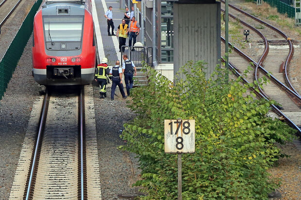 Der Triebwagen dieses Zuges der Regional-Express-Linie 17 in Richtung Neheim-Hüsten erfasste die Frau bei der Einfahrt in den Wickeder Bahnhof. Sie starb noch vor Ort. FOTO: ANDREAS DUNKER