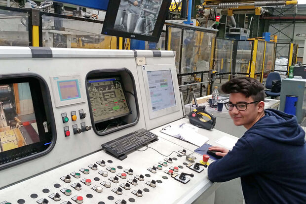 Praktikant Emre Cigir aus der Klasse 9 c in der Kaltband-Herstellung der Waelzholz-Gruppe in Wickede FOTO: SEKUNDARSCHULE