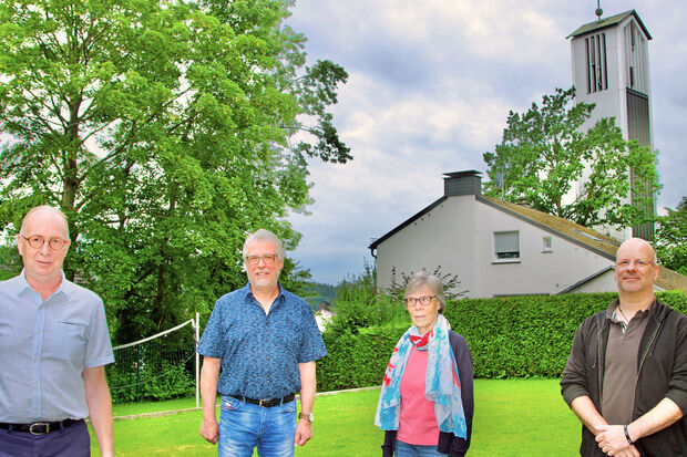 Pfarrer Dr. Christian Klein, Presbyteriumsmitglied Roland Lischnewski-Wegener, Catering-Koordinatorin Inge Gabrecht und Veranstaltungstechniker Ralf Burzan (von links) stellten die Idee für das Benefizkonzert zu Gunsten der Opfer der Unwetter-Katastrophe am Sonntag im Pfarrgarten der evangelischen Kirchengemeinde Wickede (Ruhr) vor. FOTO: ANDREAS DUNKER 