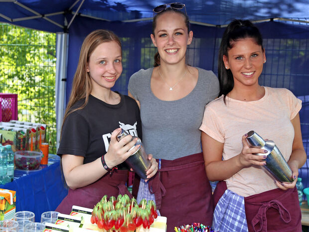 Alkoholfreie kühle Cocktails zur Erfrischung waren bei der Hitze im Rahmen des evangelischen Gemeindefestes sehr gefragt. Die Cocktailbecher schüttelten dazu kräftig (von links): Anna Budde, Ayleen Reiners und Aliki Dimoschaki. FOTO: ANDREAS DUNKER