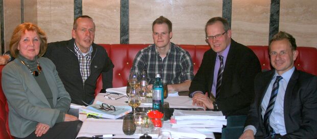  FDP-Fraktionsvorsitzende Christa Lenz, Ratsherr Andreas Teutenberg und Fraktionsschriftführer Johannes Korte sowie Bürgermeister Dr. Martin Michalzik (CDU) und Kämmerer Christian Wiese von der Kommunalverwaltung (von links) FOTO: ANDREAS DUNKER