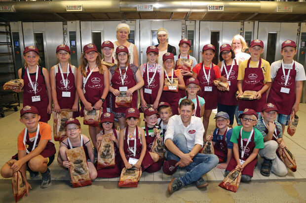 Die Kinder der Ferienspaß-Aktion in der Produktion der Bäckerei Niehaves FOTO: ANDREAS DUNKER