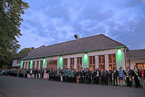 Zahlreiche Schützenbrüder, Regentenpaare und weitere Gäste nahmen nach dem offiziellen Festakt in der Gemeindehalle in Echthausen an dem "Großen Zapfenstreich" davor teil. FOTO: ANDREAS DUNKER