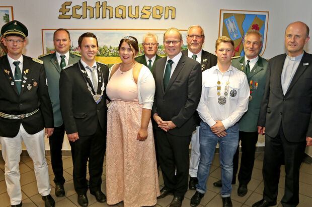 Oberst Stefan Reszel, das Königspaar Timo Eickenbusch und Tanja Sczesny, Bürgermeister Dr. Martin Michalzik (CDU), Ortsvorsteher Rainer Belz, Jungschützenkönig Louis Eickenbusch und Präses Pfarrer Thomas Metten sowie Gratulanten aus den Reihen des Sauerländer Schützenbundes (SSB). FOTO: ANDREAS DUNKER