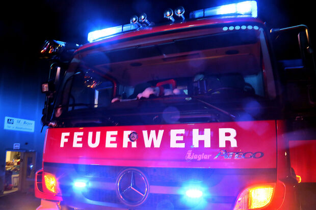 Die Feuerwehr am heutigen frühen Freitagmorgen im Industriegebiet Westerhaar FOTO: ANDREAS DUNKER