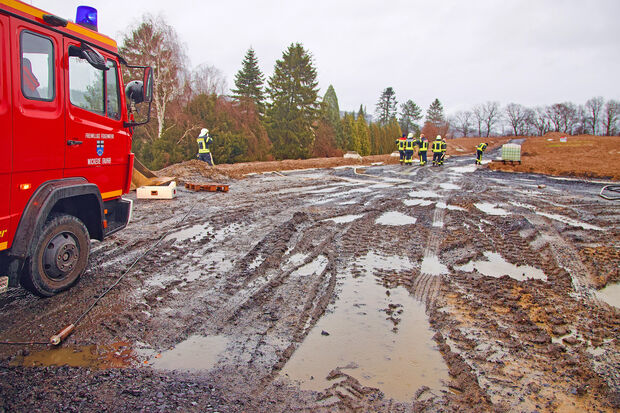 Überall auf dem Neubaugebiet stehen riesige Pfützen nach dem Starkregen. Das Wasser drückte aber auch aus dem Hang und die braune Brühe floss auf das Grundstück der Familie Münstermann in der darunter liegenden Siedlung. FOTO: ANDREAS DUNKER