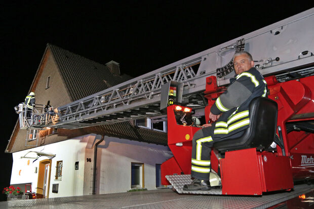 Feuerwehrmann Thomas Hauschulte auf dem Sitz der Drehleiter FOTO: ANDREAS DUNKER