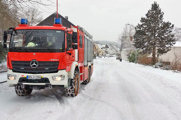 Das Katastrophen- und Löschfahrzeug "LF 20 KatS" der Wickeder Feuerwehr mit seinem Allradantrieb wurde mit Schneeketten ausgerüstet, um insbesondere den hauptamtlichen Regelrettungsdienst des Kreises Soest bei witterungsbedinten Störungen und Totalausfällen zu unterstützen. FOTO: FEUERWEHR WICKEDE