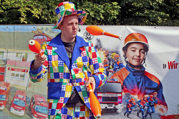 Zauberer Johannes Langschmidt aus Werl präsentierte auch seine Jonglage-Künste beim Feuerwehr-Fest der Löschgruppe Wimbern. FOTO; ANDREAS DUNKER