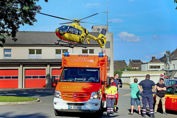 Der ADAC-Rettungshubschrauber "Christoph 8" aus Lünen landete und startete vom Vorplatz des Feuerwehr-Gerätehauses an der Oststraße in Wickede. FOTO: ANDREAS DUNKER