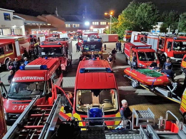Die Einsatzkräfte der 5. Feuerwehrbereitschaft des Regierungsbezirks Arnsberg am Sammelplatz FOTO: FEUERWEHR