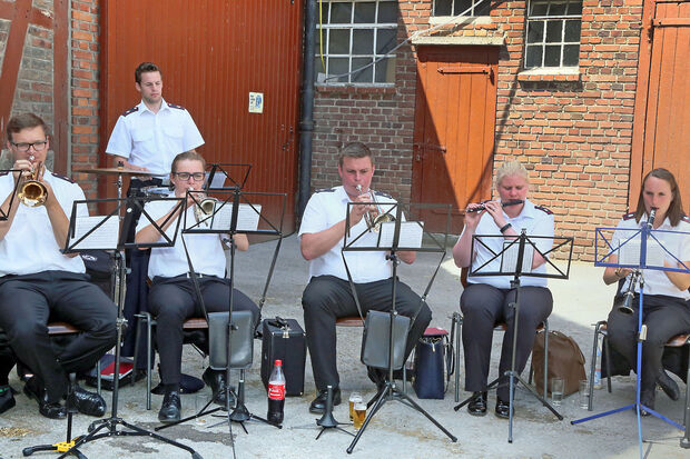 Die Instrumentalisten des Feuerwehr-Musikzuges unterhielten die Festgäste auf dem Hof Spiekermann. FOTO: ANDREAS DUNKER