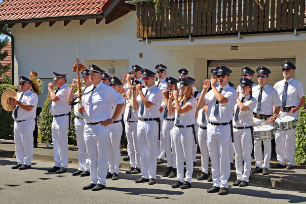 Der Spielmannszug der Freiwilligen Feuerwehr der Gemeinde Wickede (Ruhr) unter Leitung von Bastian Bussmann mit Tambourstab. FOTO: ANDREAS DUNKER
