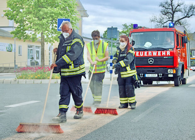 Weiter zog sich die Ölspur über die Wickeder Bahnhofstraße. FOTO: ANDREAS DUNKER