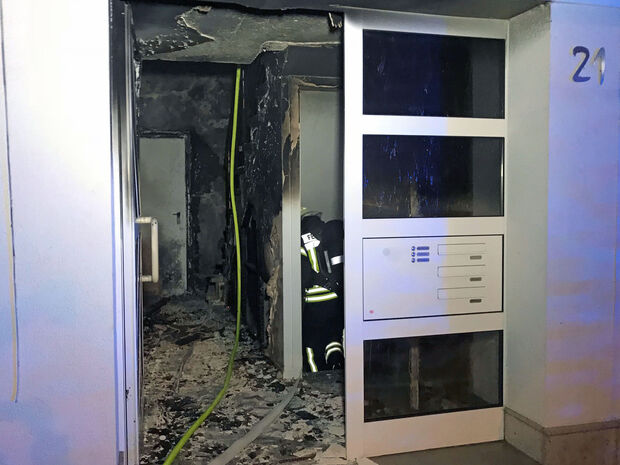 Im Eingang und im Treppenhaus zum Wohnungsbereich des Einrichtungshauses Hartmann an der Kirchstraße 21 in Wickede schlugen den Feuerwehrleuten schon die Flammen entgegen. FOTO: ANDREAS DUNKER