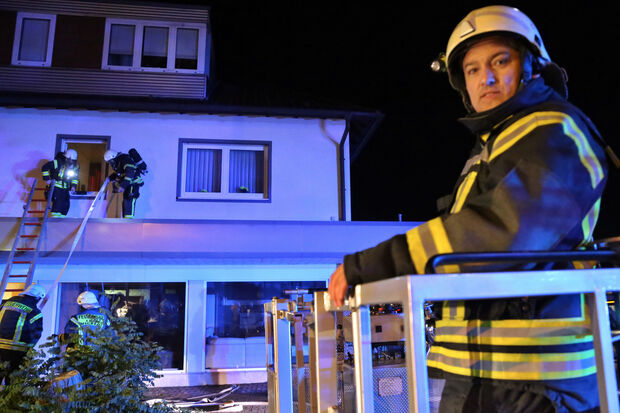 Drei Personen rettete die Feuerwehr mit der Drehleiter aus den oberen Räumlichkeiten. Rechts: Feuerwehrmann Thomas Hausschulte im Rettungskorb. FOTO: ANDREAS DUNKER