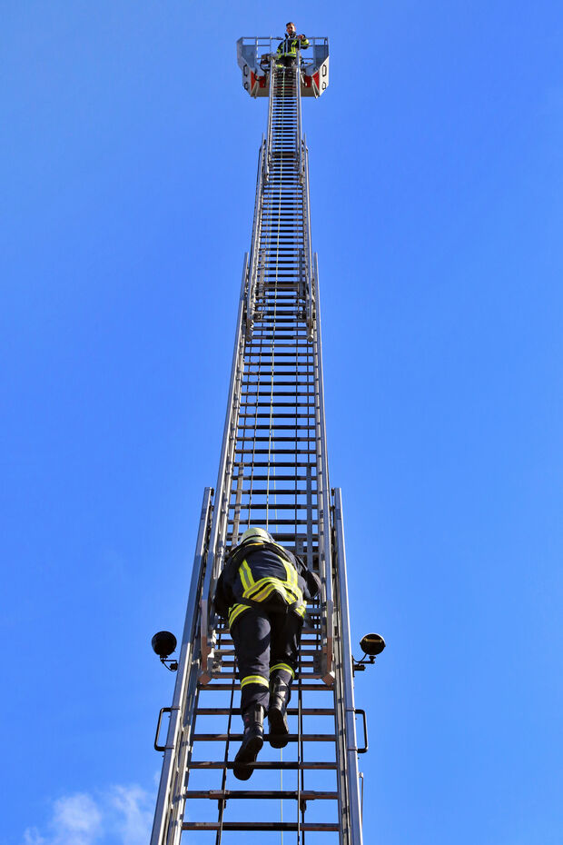 Wer eine mehr als 20 Meter lange Drehleiter besteigt, sollte schon schwindelfrei sein. ARCHIVFOTO: ANDREAS DUNKER