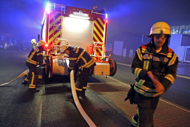 Die Feuerwehr musste nicht löschen – sondern nur die verqualmte Produktionshalle lüften. FOTO: ANDREAS DUNKER