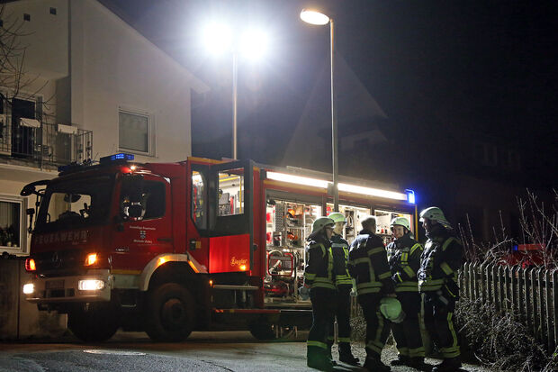 Hilfs- und Löschfahrzeug sowie Einsatzkräfte der Freiwilligen Feuerwehr vor Ort an der Oberen-Holmke-Straße in Wickede FOTO: ANDREAS DUNKER