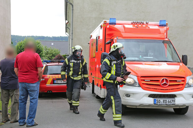 Einsatzkräfte von Rettungsdienst und Feuerwehr an einem Mehrfamilienhaus an der Kurzen Straße in Wickede FOTO: ANDREAS DUNKER