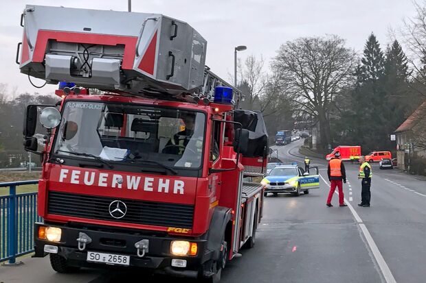 Für Probefahrten der Rettungsdienste wurde die Ruhrbrücke am heutigen Mittwoch morgen teilweise gesperrt. Damit wurden die erschwerten Bedingungen der Flussüberquerung während der Großbaumaßnahme für Notarzt, Rettungsdienst und Feuerwehr simuliert. Vor Ort waren auch Vertreter von Straßen.NRW, Gemeindeverwaltung und Kreispolizeibehörde FOTO: GEMEINDE WICKEDE (RUHR)