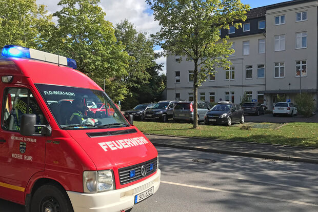 Der Einsatzleitwagen der Freiwilligen Feuerwehr der Gemeinde Wickede (Ruhr) vor dem Senioren-Haus St. Josef des Caritas-Verbandes Arnsberg – Sundern FOTO: ANDREAS DUNKER