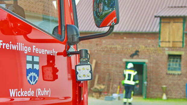 Ein Feuerwehrwagen vor der Stallung auf dem Hof am Grünenbaum in Wiehagen FOTO: ANDREAS DUNKER