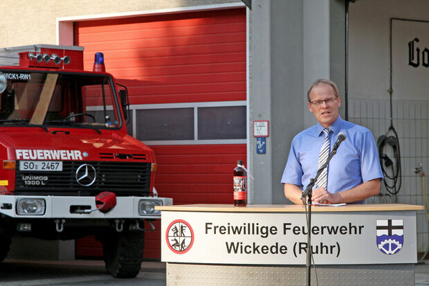 Der alte Unimog der Wickeder Feuerwehr – hier bei einer Veranstaltung mit Bürgermeister Dr. Martin Michalzik (CDU) ARCHIVFOTO: ANDREAS DUNKER