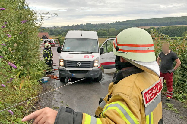 Die Einsatzkräfte der Freiwilligen Feuerwehr am EInsatzort in Echthausen FOTO: ANDREAS DUNKER