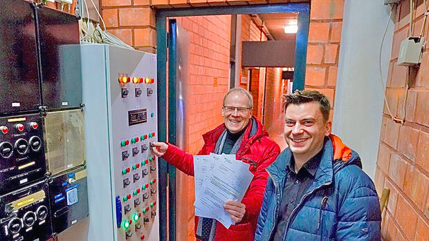 Bürgermeister Dr. Martin Michalzik (CDU und Bau-Fachmann Stephan Magnus im Technik-Raum der kommunalen Gerken-Sporthalle im Hövel. FOTO: GEMEINDE WICKEDE (RUHR)