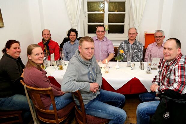 Der Förderverein des Echthausener Max-und-Moritz-Kindergartens während seiner jährlichen Mitgliederversammlung in der "Alten Poststation" in Wimbern FOTO: ANDREAS DUNKER