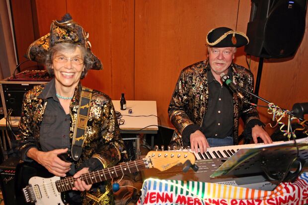 Für Schunkelhits sorgten Maria Berkenkopf und Dr. Uwe Stücker von der Band „Eu3ve“. FOTO: CARINA WESTERWELLE