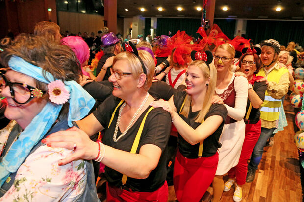 Mit Polonaise und Tanz klang die Karnevalsveranstaltung der Katholischen Frauengemeinschaft St. Antonius aus. FOTO: ANDREAS DUNKER