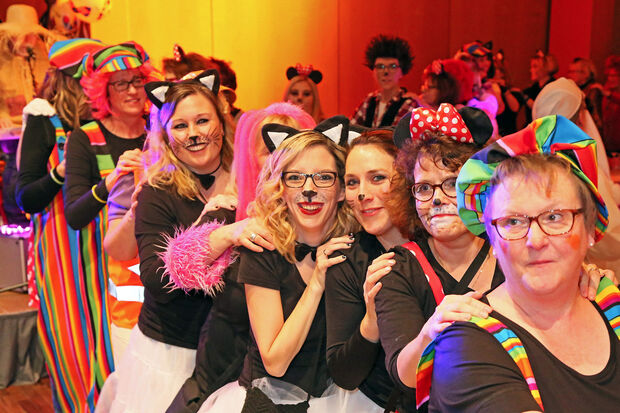 Mit Polonaise und Tanz klang die Karnevalsveranstaltung der Katholischen Frauengemeinschaft St. Antonius aus. FOTO: ANDREAS DUNKER