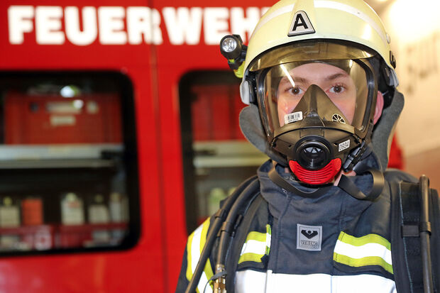 Atemschutzgeräteträger Lars Schober (19) probierte die neue Ausrüstung gleich aus. FOTO: ANDREAS DUNKER