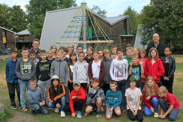 Die beiden Klassen des fünften Jahrgangs der Sekundarschule Wickede (Ruhr) zusammen mit ihren Klassenlehrern Frank Fiedler (links) und Peter Damm (rechts) im Sport- und Erlebnisdorf in Hachen FOTO: SEKUNDARSCHULE WICKEDE (RUHR)