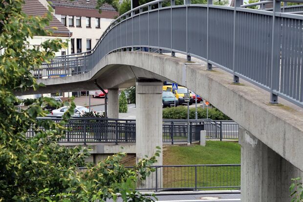 Die Fußgänger- und Fahrradbrücke über die Eisenbahnschienen in Wickede soll gesperrt werden. Die Widerlager – auf denen die Brücke ruht – sind defekt. FOTO: CARINA WESTERWELLE