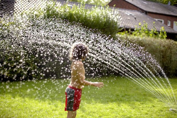 Gießwasser fürs Gras: Gartenbewässerung aus der Wasserleitung - Für das Wachstum der Pflanzen ist die Witterung derzeit zu trocken, sagen Hobbygärtner und Landwirte. Auch Regenwasser wäre dringend für die Natur notwendig. FOTO: GELSENWASSER