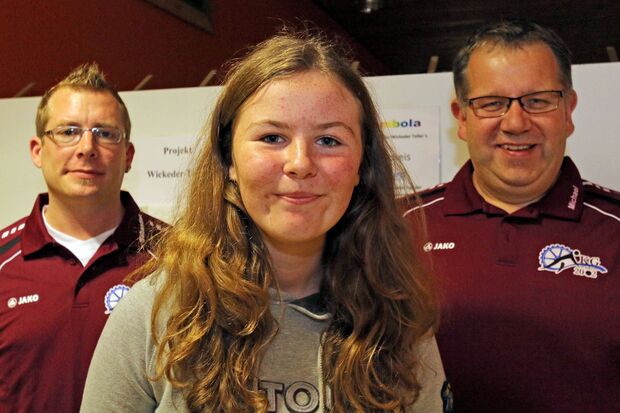 Vanessa Gebhardt holte sich am Freitag mit 224 Holz den Tagessieg. Die Sieger-Prämie, eine Flasche Sekt, musste allerdings ihr Vater Siggi Gebhardt in Empfang nehmen, da die junge Dame noch nicht alt genug für die Entgegennahme alkoholischer Getränke ist. Mit auf unserem Bild: Sebastian Winkler (links) und Michael Bornemann (rechts) von der Kegelgemeinschaft „KG Wickede“, die die Gemeindemeisterschaft ausrichten. FOTO: ANDREAS DUNKER