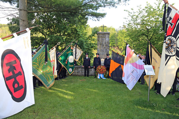 Die Abordnungen der Wickeder Vereine senkten bei der örtlichen Gedenkfeier am Mahnmal zu Ehren der Opfer der Möhnekatastrophe am 17. Mai 1943 ihre Banner, Fahnen und Standarten nieder. Feuerwehrleute legten einen Trauerkranz im Namen der Gemeinde Wickede (Ruhr) in Erinnerung an die Wassertoten nieder. FOTO: ANDREAS DUNKER