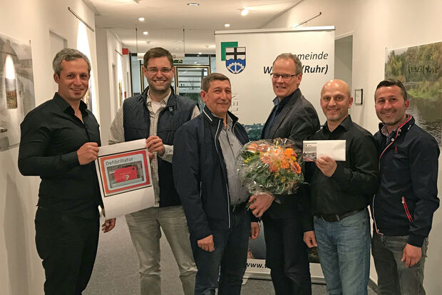 Geldübergabe an die Gemeinde Wickede (Ruhr) zur Anschaffung eines Defibrilators in der kommunalen Sekundarschule (von links): Ugur Ayverdi, Thomas Fabri, Fuat Oguz, Dr. Martin Michalzik (CDU), Bünyamin Balaban und Cemil Altinisık. FOTO: GEMEINDE WICKEDE (RUHR)